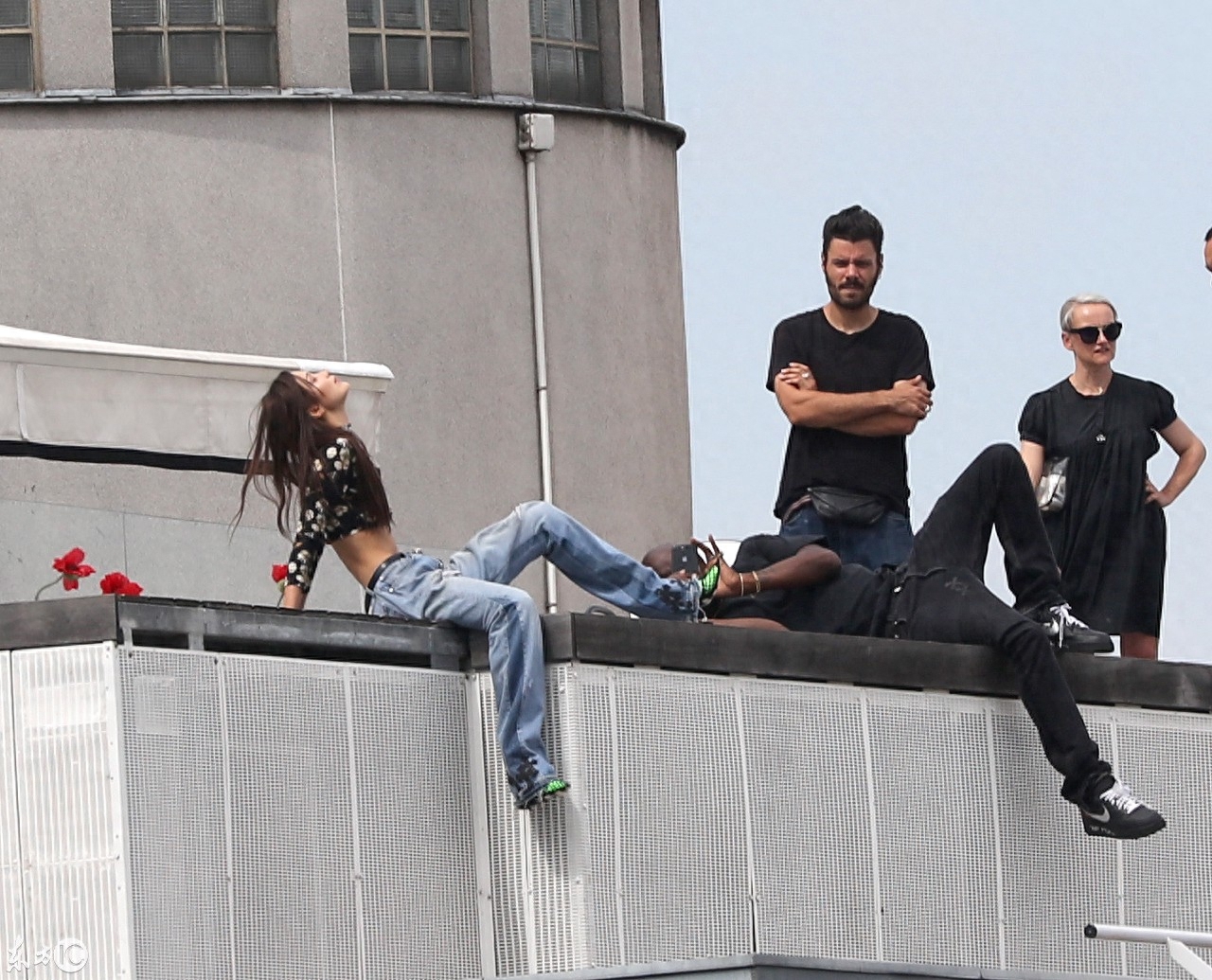 超模贝拉·哈迪德高楼之上拍摄写真，太危险切勿模仿