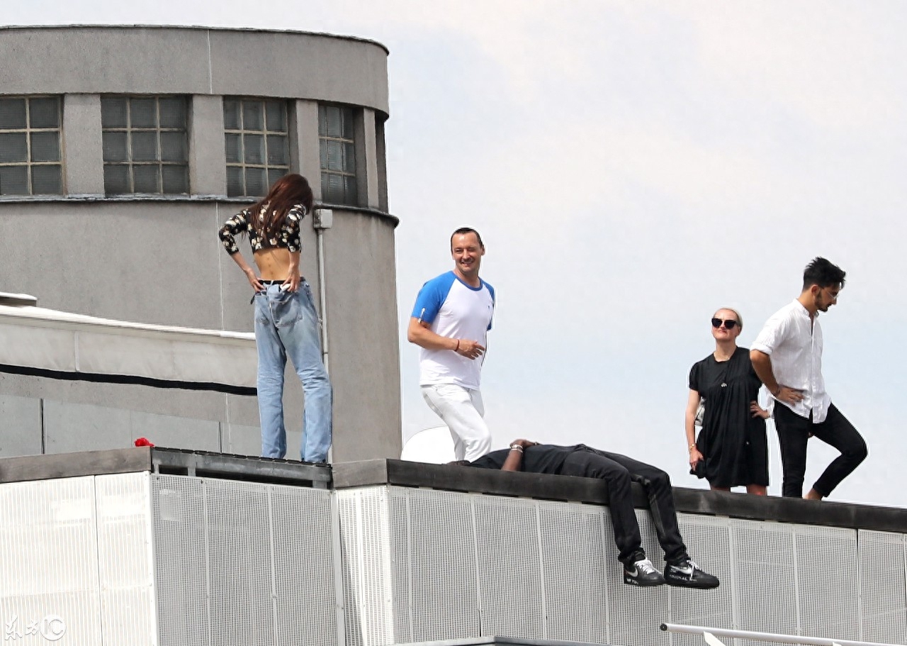 超模贝拉·哈迪德高楼之上拍摄写真，太危险切勿模仿
