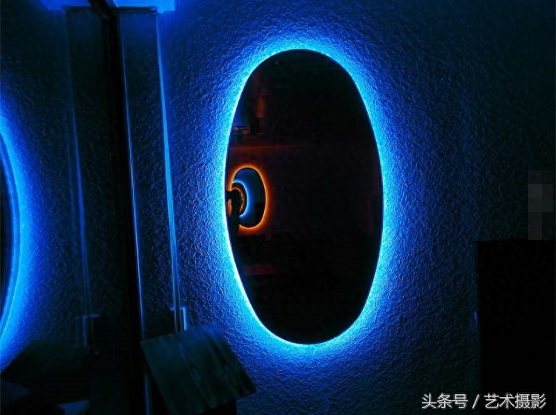 他在家装了两面有蓝色和橘色灯的镜子，最后效果让我要揉眼睛了